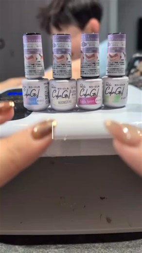 らぴ┆マグネットセルフネイル愛好家𓍯 on Instagram: "他のHOW TOはこちら ⤿ @lapi_selfnail 冬休み中は娘もネイルしていたり チップ作りをして楽しんでいました👧🏻 今日はお年玉で買ったキャンドゥジェルを ご紹介🙌🏻 色を見せてもらったら 思いのほかかわいい色だったのでおすすめです💓 （私の100均ジェルはほぼマグです） 今度借りてみようと思います🫶 ﹏﹏﹏﹏﹏﹏﹏﹏﹏﹏﹏ 現役ネイリストの私が教える簡単なテクニックやデザインをご紹介しています˖ ࣪⊹ 実際に使用している物やセルフで使えるプチプラ商品もご紹介しています🕊️✨ @lapi_selfnail"