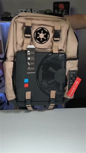 Geekish on Instagram: "Star Wars Darth Vader Built-Up Backpack – Bioworld *Bolsillos delanteros con solapa y broches *Insignia metálica esmaltada *Aplique de piel sintética con borde bordado *Compartimento con cremallera para portátil *Correas de hombro acolchadas *Interior completamente forrado. Nuevamente Disponible en: geekishcr.com Costo Total: $114/57685 colones(al tipo de cambio diario) #starwarsmerch #starwarsfan #darthvader #geekishcr #costarica"