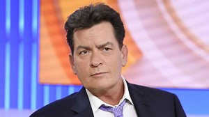 Cumple 57 años Charly Sheen, el actor que gastó su fortuna en adicciones y hoy busca regresar a Hollywood