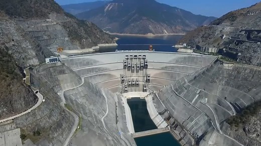 The tallest dam in the world. Infrastructure competitions and metaphors