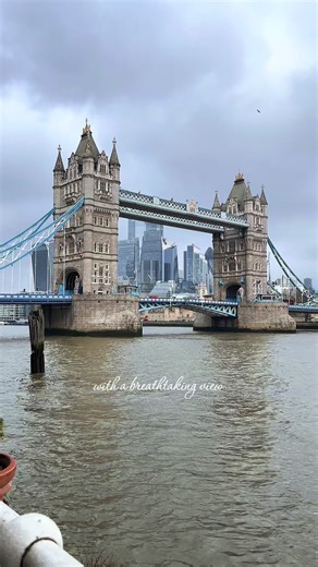 Hot chocolate by the Thames ☕️#chocolatebaruk #towerbridge