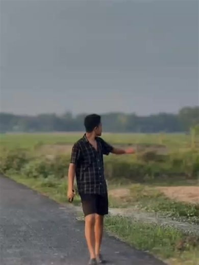 Biar tetep keliatan tegas pede walau lagi _bad mood_, kuncinya: simpel, rapi, dan warnanya netral. Outfit yang berwibawa = bikin orang auto segan. ### *3 Formula Outfit Cowok Berwibawa Anti Bad Day* *1. Smart Casual CEO Mode* Buat kuliah, kerja, atau nongkrong tapi tetep disegani - *Atasan*: Kemeja oxford polos warna navy, hitam, atau putih. Gulung lengan dikit. - *Bawahan*: Celana chino/ankle pants warna khaki, charcoal, atau hitam. No sobek-sobek. - *Sepatu*: Loafers, chelsea boots, atau sneak