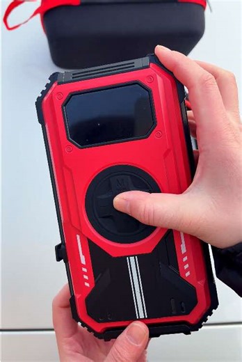 Ich hab keinen Bock mehr, im Winter mit leerer Batterie irgendwo festzuhängen. Früher war mein größter Stressmoment im Winter: Du steigst ins Auto, drehst den Schlüssel – und nichts passiert. Batterie schwach, es ist dunkel, kalt, und du bist auf Hilfe von irgendwem angewiesen. Ich will smarter runterkommen… nicht komplizierter. Darum liegt bei mir jetzt ein Jump Starter fix im Kofferraum. Wenn die Batterie schlappmacht, klemme ich das Teil an, starte das Auto selbst und fahr einfach weiter. Kei