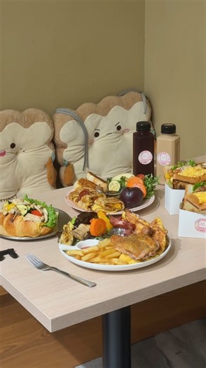 YEH 小葉 ⁂ 新竹 美食旅遊頻道 on Instagram: "新竹早餐・Toast Toast 偷撕吐司 #東南店獨家限定 #夏日最後的秘密吐司優惠活動 「Toast Toast 偷撕吐司」是發跡於新竹東門市場中的外帶奶油吐司專賣店；創始店結束營業後，於街邊開設了獨立門市；提供整潔舒適的環境，讓顧客能悠閒地享用早午餐。 小葉在三年前來訪過Toast Toast 偷撕吐司-東南店，這次回訪發現菜單與以前有很大的改變！老闆說前陣子專注於下午茶外送，平日以外帶為主，假日才有開放內用⭐️即日起營業時間內都能內用啦！同時也新增了眾多⭐️獨家限定餐點。 除了新增招牌奶油吐司口味，還有大可頌、手桿酥皮蛋餅、法式吐司、韓式盤餐、雙人分享餐等拼盤。新竹後站又多了一間早午餐讓各位選擇！（偷偷說~品項多到會令人陷入選擇障礙啊！哈） ———————————————————————————— 4月30日 台灣電影 - 「夏日最後的祕密」上映 電影主要在新竹高商、新竹高中拍攝，還有新竹動物園、新竹公園、城隍廟、玫瑰色二手書店等，劇中有出現「Toast Toast 偷撕吐司-東南店」的招牌奶油吐司哦！看完電影