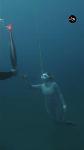 Les images incroyables de la flamme olympique sous l'eau