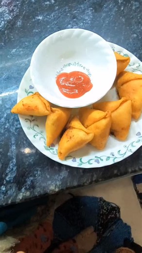 DIL SE BNANA & KHANA♥️ on Instagram: "Mini pizza samosa....❤️❤️ mini samosa😋😋 food @neha_goyal1520"