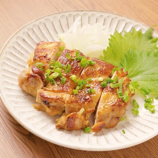 わさび醤油がクセになる！鶏もも肉の和風ソテー パリっと美味しい鶏もも肉のソテーを、わさびをピリッと効かせた和風仕立てにしました。鶏肉と調味料だけで贅沢な味と食感に仕上がるので、実はお安く、でもリッチに大満足できる一品になります。ちょっとおしゃれなディナーにもオススメです。辛い味がお好きな方はわさびを別添えにしたり、お好みでレモン汁等をかけていただくと、また違った風味が楽しめますよ。 調理時間：20分 費用目安：300円程度 【材料】 1人前 鶏もも肉 300g ①すりおろしニンニク 小さじ1 ①しょうゆ 小さじ2 ①酒 大さじ1 ①ごま油 大さじ1 ①わさび 小さじ2 ----- 付け合わせ ----- 大葉 適量 玉ねぎ 適量 小ねぎ（小口切り） 適量 【手順】 玉ねぎは薄切りにしておきます。 1. 鶏もも肉をボウルに入れ①を揉みこみ、10分ほど漬け込みます。 2. フライパンに汁気を切った1を皮目から入れて弱火で熱し、アルミホイルをかぶせてフライ返しで押さえます。皮がパリパリに焼けたら裏返して1のタレを入れて火が通るまで中火で加熱します。 3. 食べやすい大きさに切ってお皿に盛り付