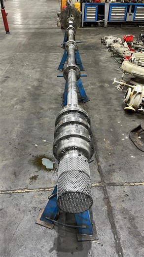 ‎دهکده مهندسی شیمی(جدید)‎ on Instagram‎: "🔧 پمپ‌های چندمرحله‌ای (Multistage Pumps) پمپ چندمرحله‌ای نوعی پمپ سانتریفیوژ است که از چند پروانه (Stage) تشکیل شده و این پروانه‌ها به‌صورت سری روی یک شافت مشترک قرار می‌گیرند. در این پمپ‌ها، سیال پس از عبور از هر پروانه وارد مرحله بعدی شده و در هر مرحله انرژی فشاری آن افزایش می‌یابد؛ به همین دلیل این پمپ‌ها برای ایجاد هدهای بالا بسیار مناسب هستند. ⚙ نحوه عملکرد: سیال وارد مرحله اول شده، سرعت و فشار آن افزایش می‌یابد و سپس توسط دیفیوزر یا ولوت به مرحله