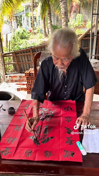 Ông mười, vẽ liễn câu đối và Dịch chữ hán nôm cho bà con.