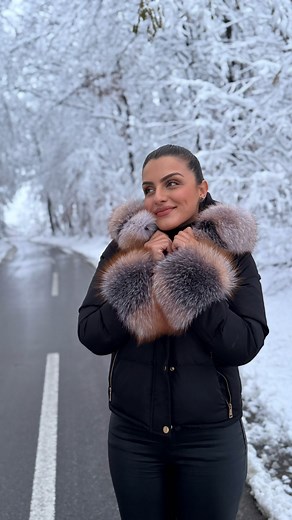 Mali zimski throwback na Breninu “Evo zima će” ❄️🌨️ #elmahadzic #lepabrena #evozimace | Elma Hadžić