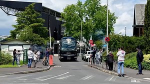 En route vers Béziers ⚫️⚪️ ! Les Noir et Blanc ont pris la direction du sud de la France en début d'après-midi. Ils seront rejoints vendredi par 1 500 supporters pour le barrage face à Béziers 🥁🔥🏳️🏴 (Il reste des places sur la billetterie en ligne de l'ASBH. Blocs W1, W2 en tribune d'honneur et 0-1-1 et 0-1-2 en tribune nord pour être placé avec les supporters du CAB). | CA Brive Rugby