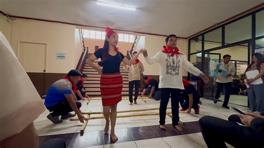 𝐓𝐢𝐧𝐢𝐤𝐥𝐢𝐧𝐠 𝐓𝐚𝐤𝐞𝐬 𝐂𝐞𝐧𝐭𝐞𝐫 𝐒𝐭𝐚𝐠𝐞 𝐚𝐭 𝐒𝐨𝐥𝐚𝐧𝐨 𝐅𝐥𝐚𝐠 𝐂𝐞𝐫𝐞𝐦𝐨𝐧𝐲 MGSO and MENRO brought energy and culture to this week’s Flag Raising Ceremony with a lively Tinikling performance, perfectly in step with our National Arts Month celebration. A reminder that even in the rhythm of work, Solano proudly keeps Filipino artistry alive. #OneSOLANO #LOVESolano #LimitlessOpportunities #ValuableExperiences | Office of the Municipal Mayor - Atty. Philip A. Dacayo