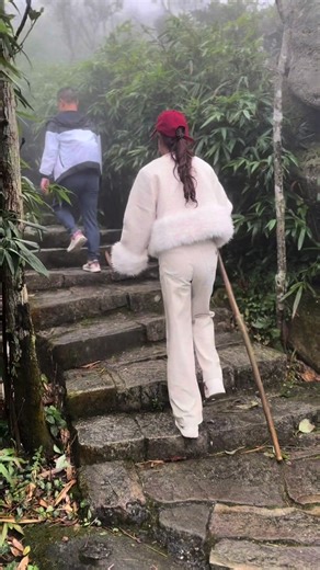 Chinh phục đỉnh núi Yên Tử: Hành trình và kỷ niệm