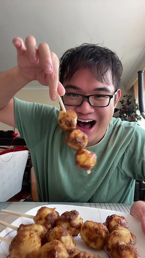 Karioka is a type of street food in the Philippines made out of glutinous rice flour and coconut meat which is deep fried then dipped in coconut milk and sugar syrup #riceball #asiandessert #streetfood #filipinorecipe