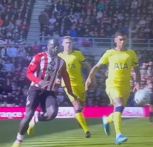 No foul, no yellow, nothing?PGMOL & VAR are as effective as a solar powered flashlight.What channel shows Championship games in the US?Asking for a friend….a very crestfallen friend.#TTID https://t.co/55a1ivfU6P