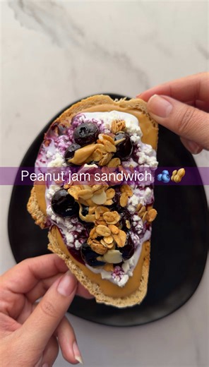 حلو مالح كريمي كرنشي بلقمة وحدة 🤤🫐🥜🫶🏼 وفوق هذا بروتين يشبعكم ويخليكم مكملين يومكم وأنتو مرتاحين 😍 منو فيكم راح يجربها ؟👀 المكونات : شريحة شاوردو محمصة بينت بتر كوتج تشيز ( استخدمت الوفرة ) ‪@alwafrafood‬ صلصة توت غرانولا بالمكسرات وبالعافية ❣️⁩