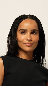 Zoë Kravitz, c’est une silhouette androgyne, un style audacieux et une attitude naturelle qui font d’elle l’une des icônes mode de sa génération. Fille de Lenny Kravitz et Lisa Bonet, elle est parvenue à tracer son chemin et à briser les codes du cinéma et de la musique. Que ce soit sur les tapis rouges ou dans la vie quotidienne, elle incarne l'audace et la confiance en soi, tout en défiant les normes traditionnelles de beauté. | ELLE