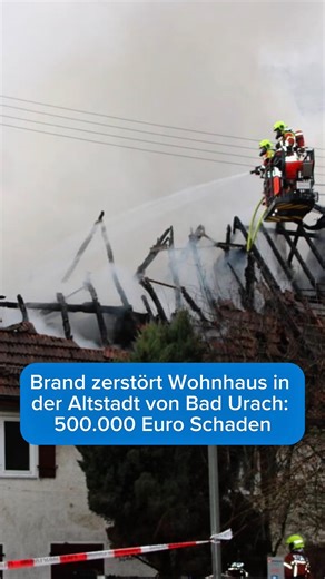 🚒 Beim Brand eines leerstehenden Wohnhauses in der Altstadt von Bad Urach ist ein Schaden von rund 500.000 Euro entstanden. Verletzt wurde bei dem Feuer den Angaben nach niemand. Mehr erfahrt ihr hier: https://tinyurl.com/5c6uzu2s 📹 7aktuell #badurach #brand #feuerwehr #feuer #reutlingergeneralanzeiger | Reutlinger General-Anzeiger