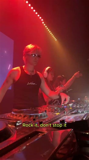 A DJ in full multitask mode. 🤳 💯 #dj #techno #ABG