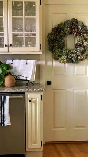 Let’s make a hydrangea wreath for FREE! Check out the blog for the full DIY (link in profile). 🌸 . . . . . #hydrangea #hydrangeas #hydrangealove #hydrangeaseason #diyhomedecor #fallwreath #diycrafts #diyprojects #flowersmakemehappy #cottagecore #cottagecoreaesthetic | BricksnBlooms