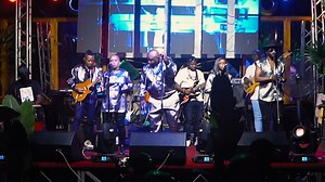 🔴Après Bujumbura, Kidum KIBIDO s’apprête à enflammer Bruxelles. Cette icône de la musique burundaise continue d’enregistrer plusieurs rendez-vous à son actif. Si les choses continuent telles qu’elles sont, cette année, KIDUM pourrait être le premier artiste à faire beaucoup de concerts dans la sous-région, voire à l’international. D’ici là, Bruxelles soyez aux aguets 🇧🇪 !! Appréciez son passage au Burundi 🇧🇮, à MUTWENZI Bar 👇 ©️🎥 : KIDUM #lesbeautesdecheznous #akezanet #musique #Burundi |