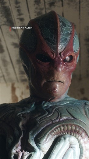 2.4M views · 19K reactions | Vous moquez pas, il lui faut encore un peu de temps pour s’adapter…  : Les deux saisons de la série RESIDENT ALIEN, c’est dispo ! | Netflix | Facebook