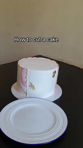 How to Cut a Cake the Right Way