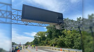 I-64 traffic near Simpsonville slowed due to crash, crews repair sign