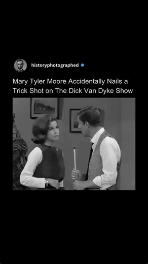 On a 1962 episode of The Dick Van Dyke Show titled “Hustling the Hustler,” Mary Tyler Moore, playing Laura Petrie, accidentally sinks three pool balls in one glamorous shot on her very first try! It was such a surprise that production had originally planned to switch to a professional executing the shot. Instead, Moore amazed everyone and the scene stayed in the final take, capturing her genuine shock and effortless charm. | History In Pictures