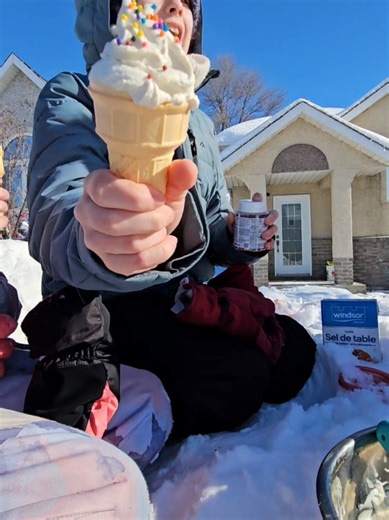 Nous aussi on voulait essayer la crème glacée virale à faire à l'extérieur dans le froid glacial du Québec ! 🍦🍦🍦 En moins de 20 minutes, en équipe à brasser à relais, on obtient une crème glacée molle qui s'apparente à celle du McDo! 🙌 Vous aurez besoin de: - Un bol en métal - Un fouet (idéalement meilleur que le mien 🫣) - Du sel de table à mettre directement sur la neige, sous le bol - Une petite pinte de crème à fouetter 35% - 2 c. à soupe de vanille - 4 c. à soupe de sucre en poudre - De