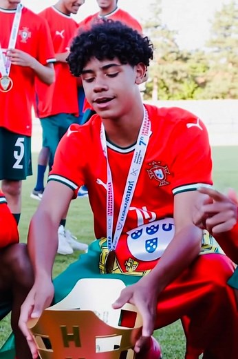 🏆🇵🇹 Cristiano Jr is a CHAMPION! Portugal U16 win the 2025 Federations Cup and the little Cristiano delivers again. With the National Team: ✅ 2 tournaments (U15 & U16) ✅ 2 trophies 🏆🏆 ✅ 7 matches (3 starts) ✅ 3 goals ⚽ (2 in the final!) ✅ 1 goal every 89 minutes ⏱️ ✅ 1 trophy every 134 minutes The legacy continues… 👑🐐🇵🇹 | nida