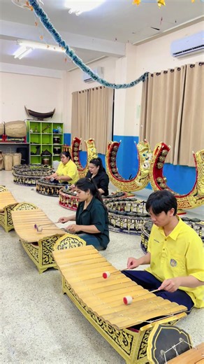 ”เพลงแสนคำนึง“ ทำนองสองชั้นของเดิมเป็นเพลงโบราณคู่กับเพลงลาวต้อยตริ่งเป็นเพลงสำเนียงลาว สำหรับบรรเลงเป็นลูกบท หลวงประดิษฐไพเราะ (ศร ศิลปบรรเลง) ได้แต่งขึ้นเป็นเพลงเถา เมื่อ พ.ศ. 2483 ให้ชื่อว่าแสนคำนึงตามความรู้สึกของเพลงที่มีความหมายไปในทางเศร้าสร้อยครุ่นคิดคำนึงและคร่ำครวญถึงความยากลำบาก บทร้องมาจากเสภาเรื่องขุนช้างขุนแผน ตอนนางวันทองหนี ที่มา : https://sirindhornmusiclibrary.li.mahidol.ac.th/thai_music/sangkeetpirom18/ #เรียนดนตรีต้องเรียนที่ห้องเรียนดนตรีศรีสะเกษวิทยาลัย #เพลงไทย