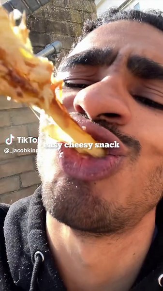 CHEESE ONION TART 🧀 written recipe 👇🏾 Inspired by @LilyG and her original onion tart 💕 👇🏾ingredients👇🏾 -1 large white onion -few tbsp olive oil -few tbsp balsamic vinegrar -handful vegan cheese (@Applewood Cheese ) -puff pastry 👇🏾method👇🏾 -cut the onions into thick, circular slices lay out some baking paper then drizzle on some oil/balsamic then place the onion on top. -add a small handful of cheese then cover with puff pastry, crimp and bake for 20mins @ 180°c. #cheese #cheeselover 