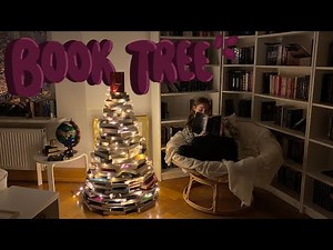 building a Christmas tree out of books: book tree 🎄