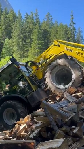 Frontlader im Einsatz - da geht's ab 👌 Holz bewegen, stapeln, verladen – mit dem Frontlader präzise im Einsatz. Dank Mitteldrehgelenk selbst an Steilpassagen stabil und sicher. 👨‍🌾 Effiziente Hofarbeit mit Schweizer Präzision 🚜 Sicheres Handling 💪 Kraft, die anpackt – Technik, die überzeugt #frontlader #rigitracpower #holzarbeit #traktorliebe #waldarbeit #swissengineering #landleben #hoflader #trecker #traktor #schlepper #bauernhof #farmer | Rigitrac Traktorenbau AG / Sepp Knüsel AG