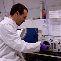 Video: Mass-Sensitive Particle Tracking to Characterize Membrane-Associated Macromolecule Dynamics