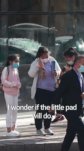 The adolescent girl doesn't know she gets her first period (Social Experiment)当小女孩第一次来月经却未发觉 #shorts