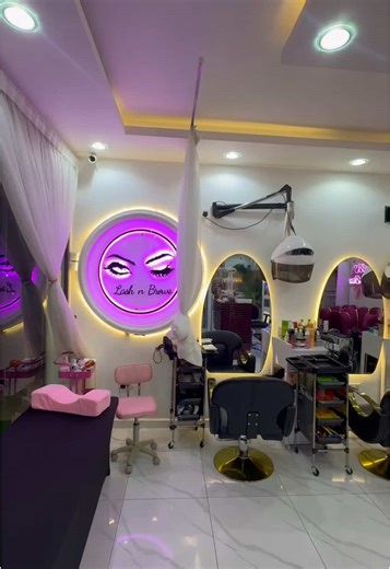 It’s a beautiful day my people 😄😄 we are open from 9:00am to 8:00pm today. Pls don’t hesitate to walk in or book an appointment for all your salon needs 🥰😉