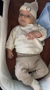 Cine e mai obosit? 😅 Mama în concediu de maternitate sau tata la muncă?😴👶 Verdict: amândoi sunt epuizați… dar doar unul doarme cu copilul lipit de sân.😅 Cine câștigă? Niciunul. Câștigă doar somnul. Dacă vine.😵‍💫 Egalitate… până la următorul puseu de creștere.❤️ Oboseala nu se compară. Se împarte. În doi. Și uneori… în trei, chiar dacă unii măsoară în scutece, iar alții în e-mailuri.😅 Mama și tata – două joburi full time, fără pauză de masă. Sau somn.Spoiler: oboseala nu se măsoară în ore 