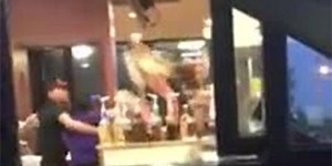The hungry shopper physically fights with the employee who delayed her food (Video)