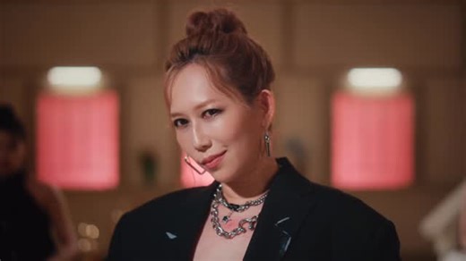 Mavis瑪菲司 on Instagram: "💥這次真的太猛 終於可以說（忍超久🔥） 雙11我們跨國合作💿 聯手韓國頂級製作公司✨ 推出首支全英文新歌《Martini》🍸！ 還邀請到一位我超愛的韓團成員合作 我們從錄音、練舞到變好朋友❤️ 超期待給你們聽！ 來！猜猜她是誰 🔔提示：她來過我們直播！是韓國女團成員㊙️ 👉在留言區猜對 我回饋10位送雙11購物金666🔥 讓你們一起嗨起來買起來💥 #10月15日正式發行單曲Martini #即將公布神秘嘉賓㊙️ 💥I can finally spill the tea （been holding it in forever🔥) we went international 💿 and teamed up with a top Korea production crew✨ to drop my first-ever all-English song— “Martini”