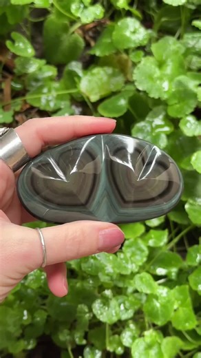 Embrace emotional healing and gentle transformation. 🌈🖤 Rainbow Obsidian is a powerful heart-centered stone of emotional release and renewal, known for revealing hidden feelings and softly guiding them toward healing. Its iridescent layers remind us that even within darkness, light and color are always present. ✨ Closely connected to the heart and root chakras, Rainbow Obsidian supports emotional balance, grounding, and deep inner healing. It helps dissolve old wounds, release past trauma, and