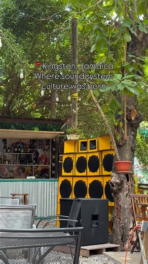 Maria Hašek / Dancehall Fam Brno on Instagram: "🇯🇲 Sound system culture je jamajský fenomén,který se začal formovat v Kingstonu na konci 40. let 20. století. Po 2. světové válce byla Jamajka stále britskou kolonií. Velká chudoba. Rychlá urbanizace Kingstonu. Mnoho lidí bez přístupu k hudbě či rádiu. Živá kapela = drahá. Jukebox = luxus. Ale jeden sound system dokázal ozvučit celou čtvrť. ✨ Vliv Ameriky — ale jinak Jamajka byla blízko USA. Námořníci vozili R&B desky z New Orleans a Miami. Selek