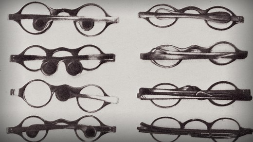 The function and fashion of eyeglasses