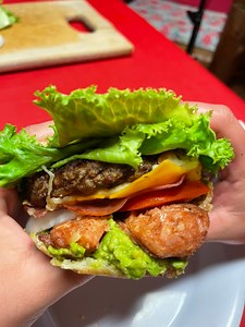 Hamburguesa de sirloin al carbón 🍔❤️ Especial para este fin de semana #hamburguesa #hamburguesaalcarbón #hamburguesadesirloin #deliciosa | Kily y Juan Jo