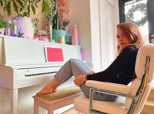 Sarah-Jeanne Labrosse et Marc-André Grondin deviennent famille d'accueil pour un chiot trop mignon - Hollywoodpq.com