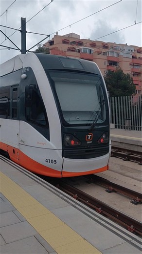 Serie 4100 del TRAM de Alicante llegando a Benidorm