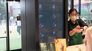 「温めますか」と聞かれて驚いた　手話を使う私が体験した「静かなスタバ」