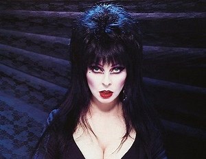 Todo sobre Elvira, el icono gótico interpretado por Cassandra Peterson