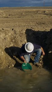 El equipo ha hecho un gran esfuerzo por encontrar oro en este terreno, pero cada lavado de las pruebas dan resultados negativos. Pero una pequeña porción de tierra, enciende las esperanzas ⛰💎👷‍♂️ #FiebreDelOro #LasMinasPerdidasDeDaveTurin | Discovery en Español